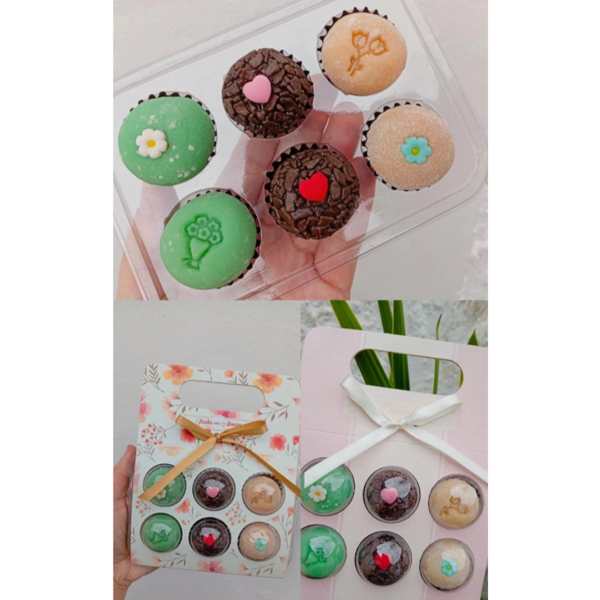 Blister contém 6 docinhos nos sabores escolhidos (aproximadamente 18g cada um) com apliques de pasta americana. Finalizado com fita de cetim. Escolha seu modelo de embalagem: