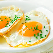 Delicioso ovo frito que acompanha todas as refeições