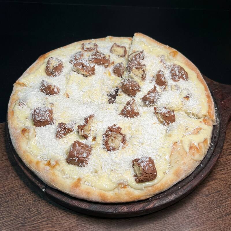 Uma pizza com sabor inigualável, com chocolate prestígio, ninho e coco ralado! Deixando um sabor inexplicável.