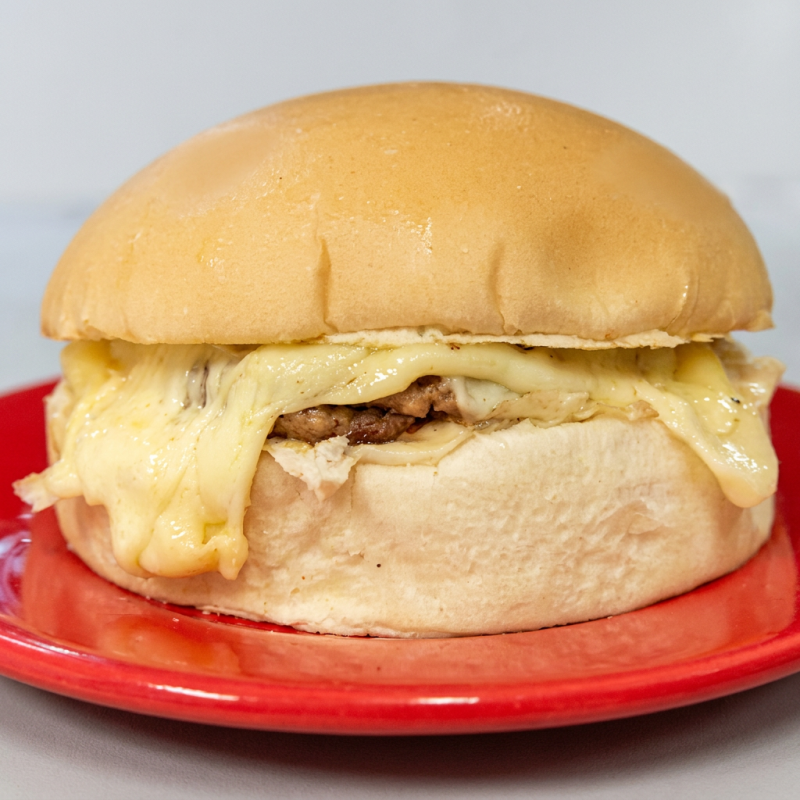 Pão, hambúrguer e queijo.