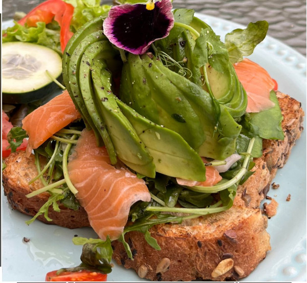 Avocado toast and salmón