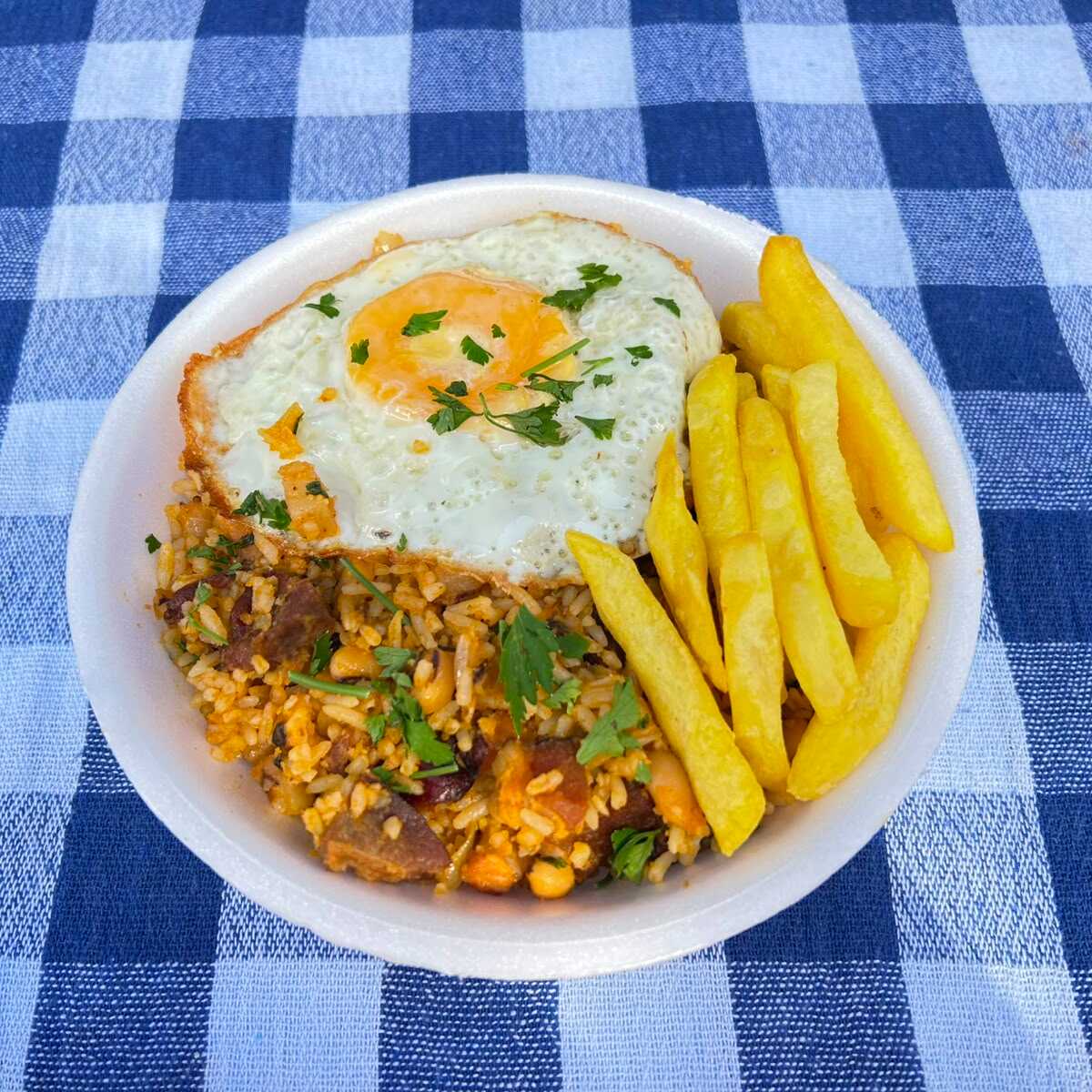 Delicioso baião de dois com feijão, arroz, fritas , ovo, carne de sol e ,bacon.