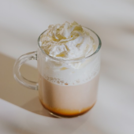 Leite integral, espresso, caramelo de mel Tfc e chantilly Tfc.