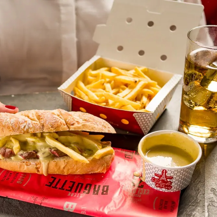Nossa irresistível baguete francesa, quentinha e macia, recheada com carne nobre bovina grelhada e suculenta (110g in natura), acompanhada de batatas fritas crocantes e sequinhas (300g in natura), servida com nosso exclusivo molho secreto cremoso, preparado com 21 ingredientes (80g), e uma bebida à sua escolha.

Obs.: Os produtos são pesados in natura e podem apresentar variação de peso e tamanho após o preparo.