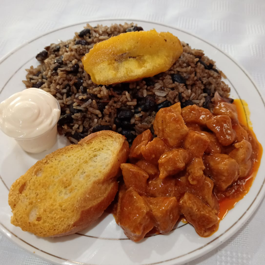 Pinto más Carne en Salsa
