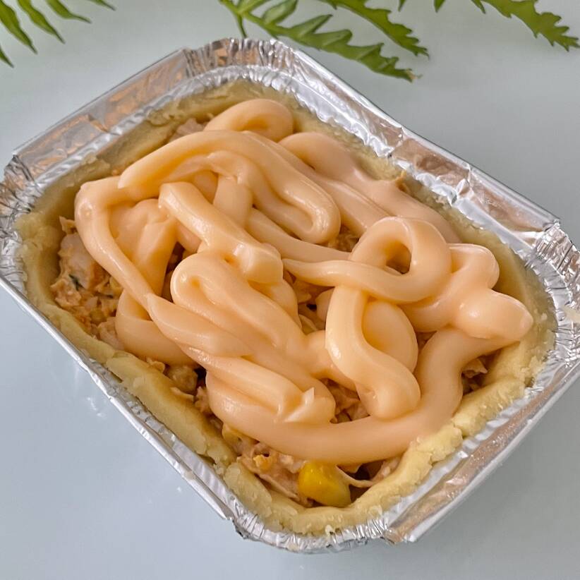 Empada na Marmita 216ml
Uma empada prática e deliciosa, preparada com massa douradinha e recheio cremoso e bem servido.
Frango com Catupiry bem temperado combinado com a cremosidade do Catupiry. 4 Queijos: uma combinação cremosa e saborosa de queijos, perfeita para quem ama um recheio bem cremoso.
Serve 1 pessoa.