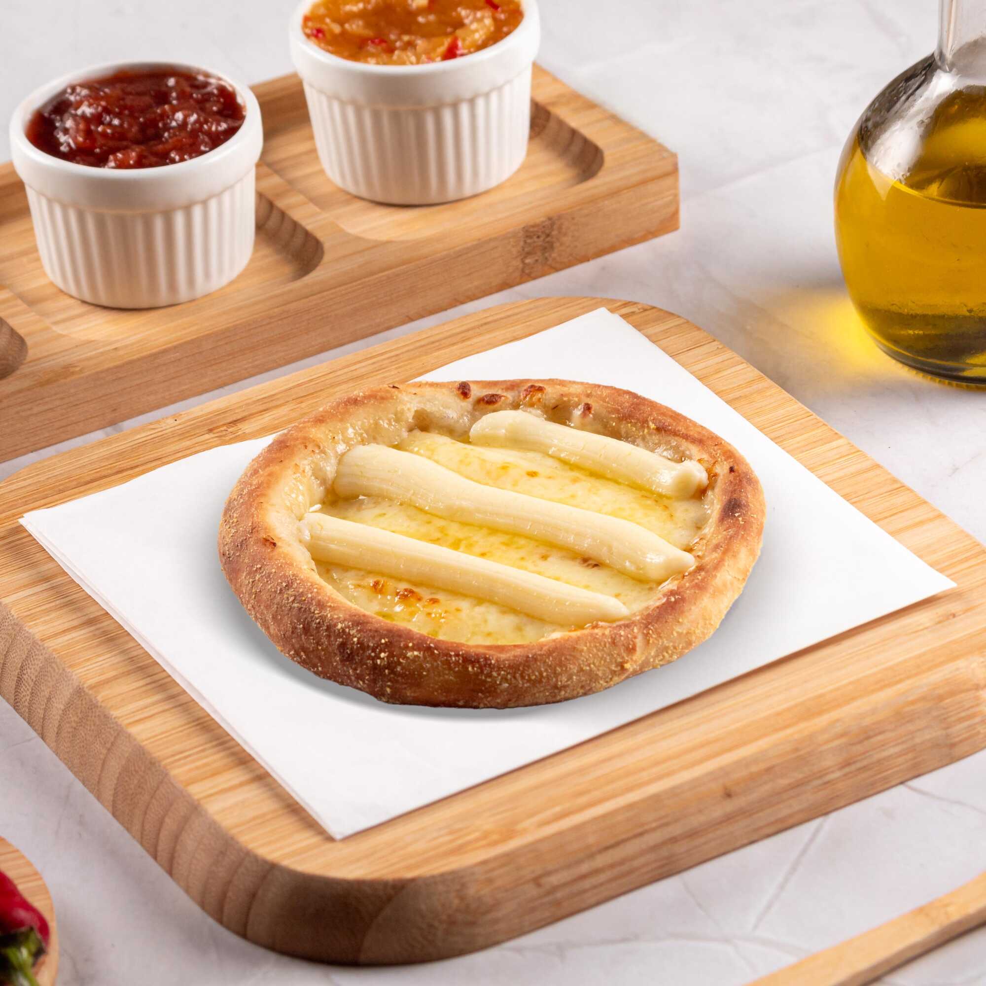 Recheada com mussarela, provolone, parmesão e Catupiry Original, uma mistura de queijos irresistivelmente cremosa e saborosa.