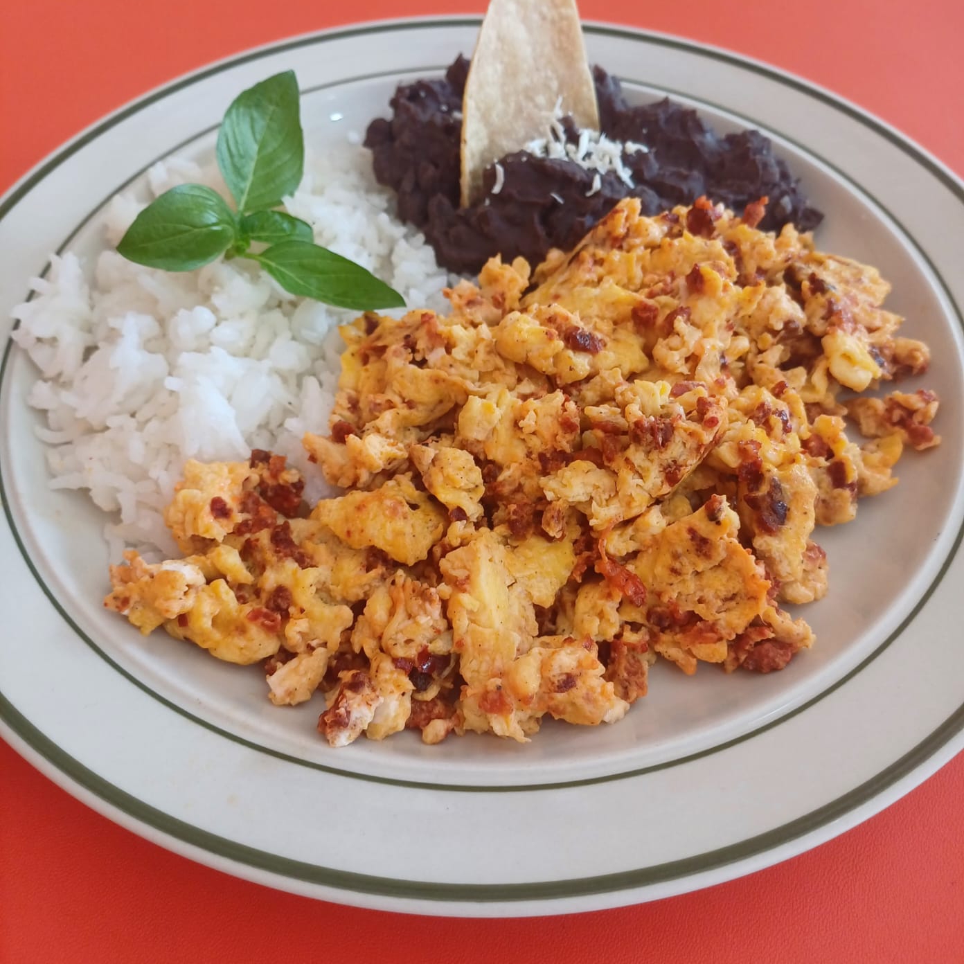 Huevos Revueltos con Chorizo