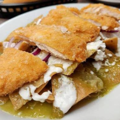 Chilaquiles con Pechuga Empanizada