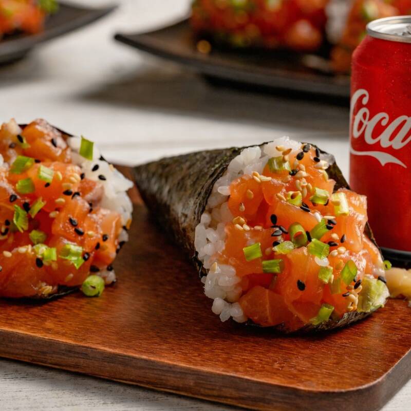 Salmão fresco, cebolinha, cream cheese philadelphia e arroz japonês (Shari)