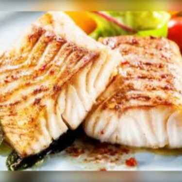 Filé de Peixe Grelhado com Salada de Tomates Frescos, Alface Crespo, cenoura e cebola