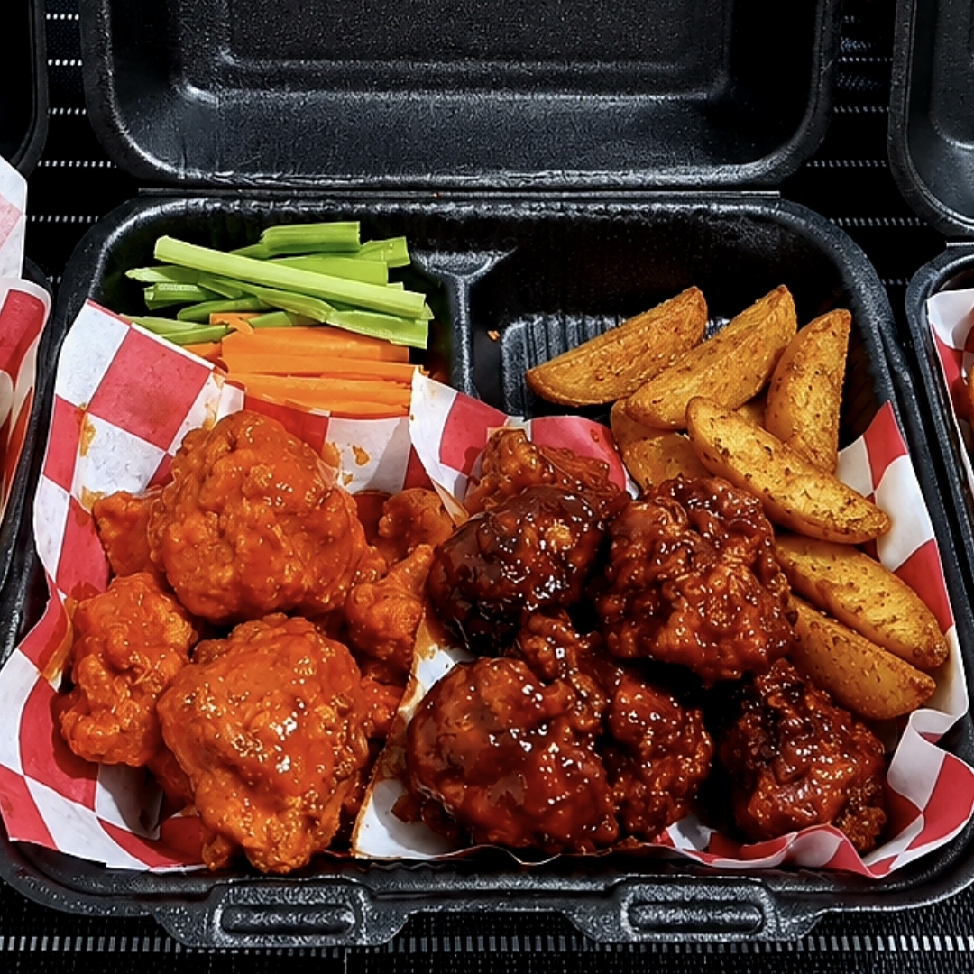 8 Piezas Boneless + Porcion Papas Gajo