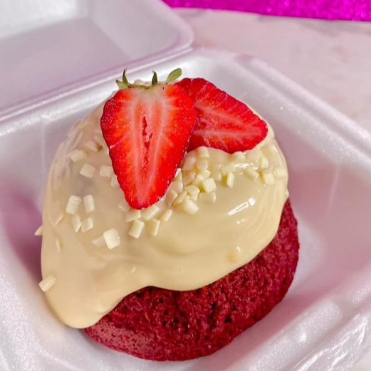 Mini Red Velvet super macio, com cobertura cremosa que transborda a cada mordida. Um doce perfeito pra qualquer hora!