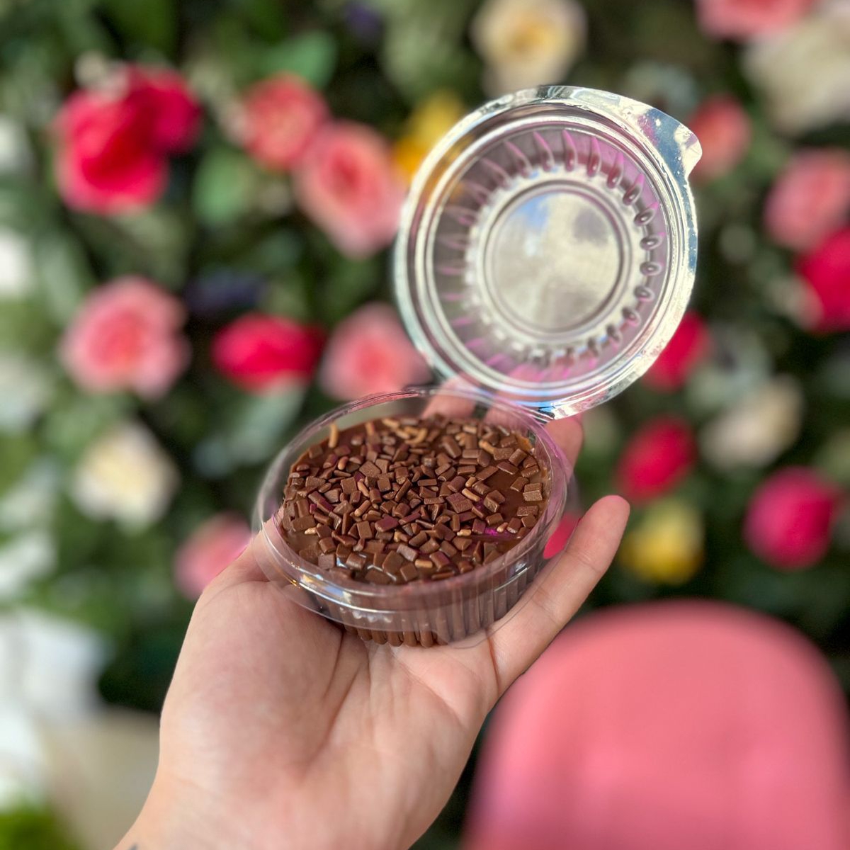 Brigadeiro cremoso de colher finalizado com granulado de chocolate nobre. 90g