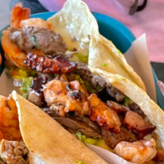 TACO MAR Y TIERRA EN MAÍZ