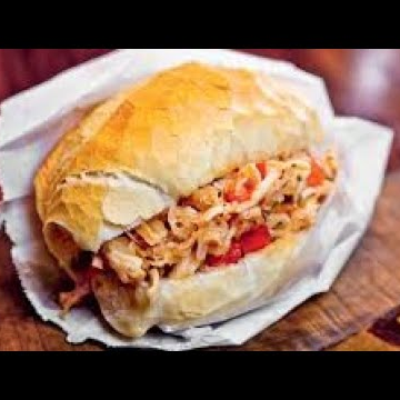 Lanche de pernil desfiado com tempeirinho caseiro no pão francês fresquinho, maionese e vinagrete (enviada separada)