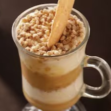 Creme de baunilha, pralinê de castanha de caju, doce de leite e biscoito de banana.