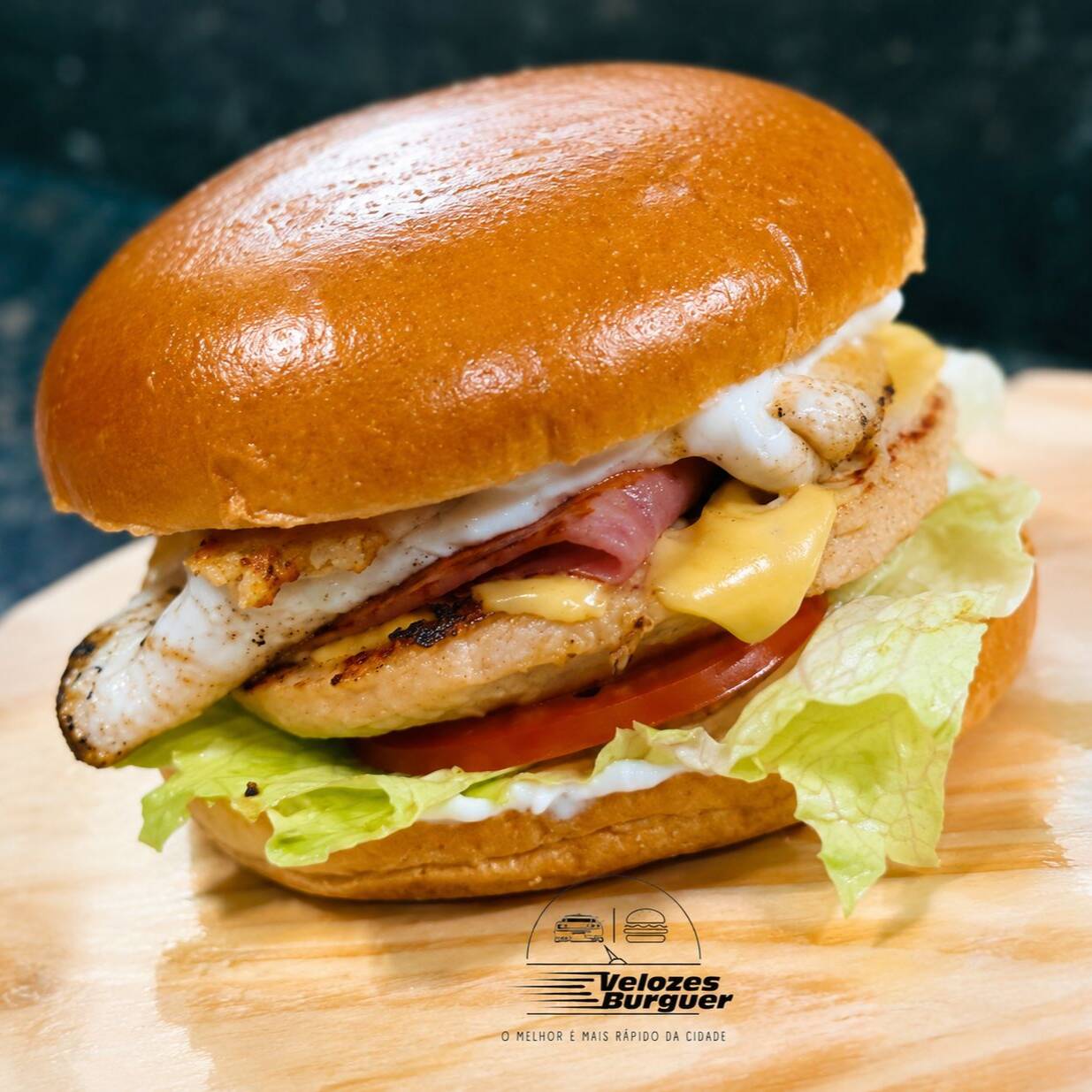 Pão de Brioche , Carne De Frango, Molho Especial, Frango Desfiado, Ovo , Presunto, Queijo Prato, Alface E Tomate