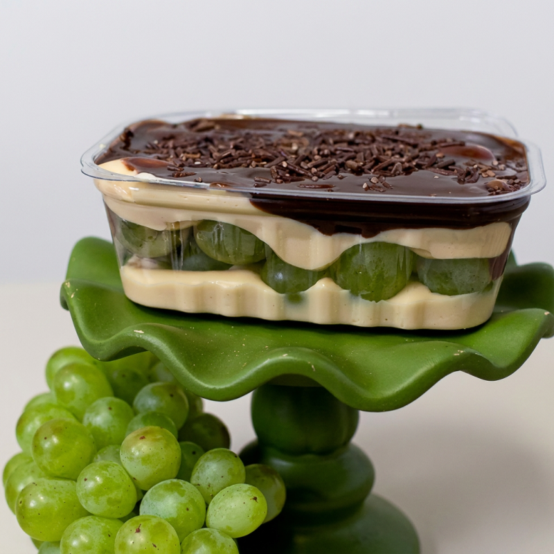 Surpresa Gelada de Uva 16 reais e 90 centavos Surpresa de uva com brigadeiro de Ninho cremoso, uvas frescas, ganache de chocolate blend e finalização com granulado macio.