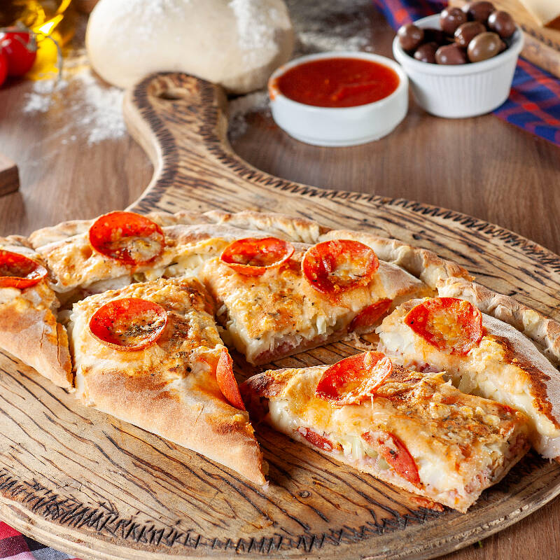 Todos calzones são sem borda e com pepperoni e parmesão por cima da massa.