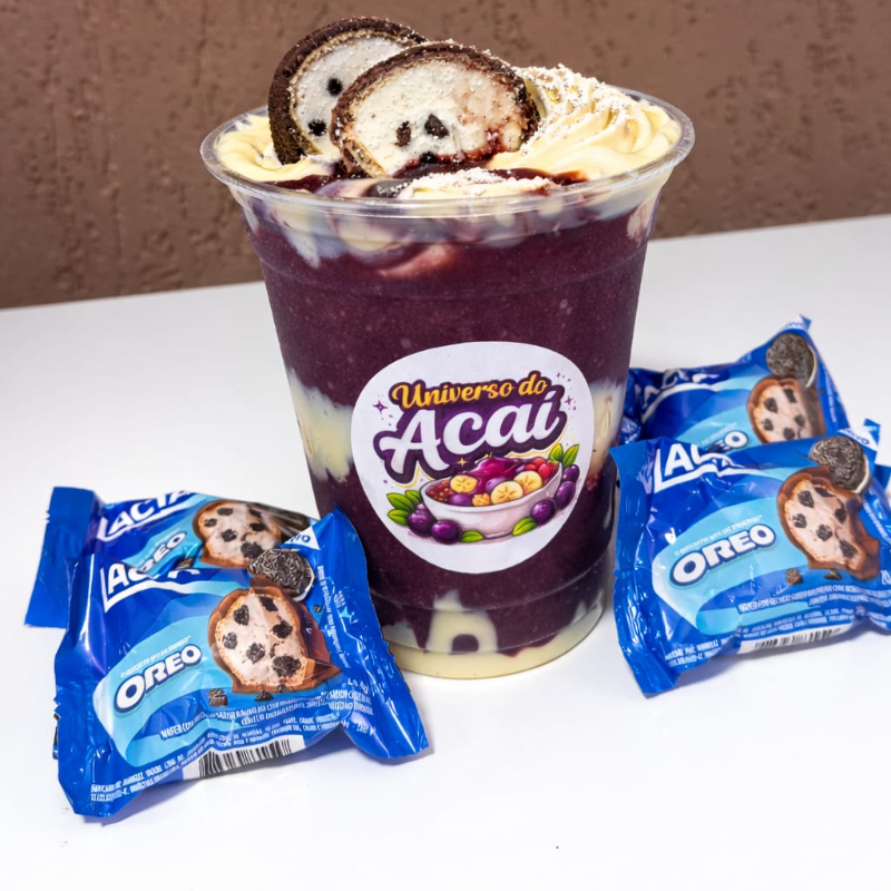 Base de açaí com Creme de Ninho, recheado com pedaços de biscoito Oreo. Finalizado com um delicioso Bombom Oreo por cima.