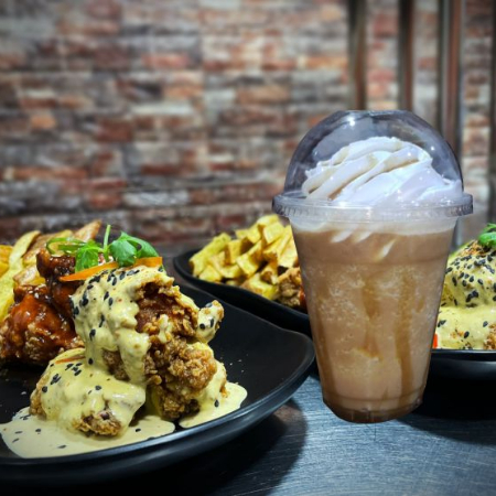 Alitas en su salsa + Frapp Capuccino
