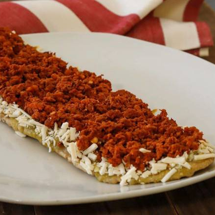 Huarache de chorizo costra de queso
