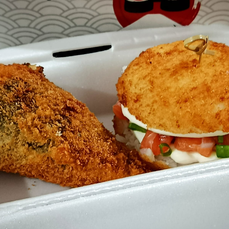 A união perfeita entre a tradição japonesa e um toque criativo: 1 Temaki Croc de Salmão: salmão fresco com cream cheese, envolto em alga empanada crocante. 1 Hambúrguer de Salmão: hambúrguer artesanal de salmão, suculento e cheio de sabor. Uma explosão de crocância e frescor em cada mordida!