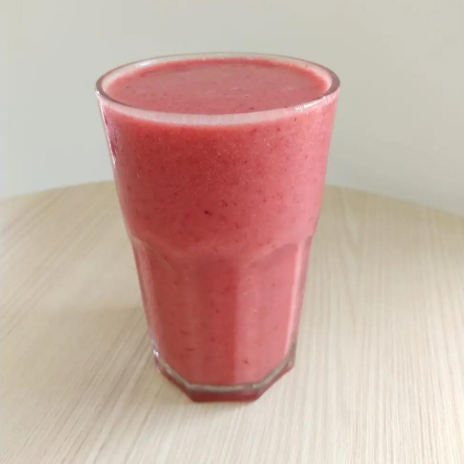 Morango, abacaxi, manga e banana (Com laranja, água ou leite)