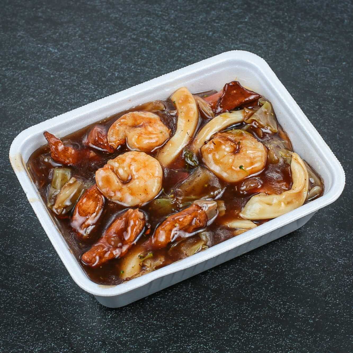 Yakissoba especial com: carne, frango, camarao, lula, macarrao e legumes.