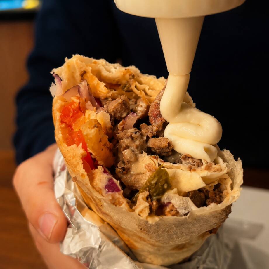 Pão folha , carne bovina , salsinha , cebola , tomate , picles e molho tahine.
Acompanha um molho de alho.
