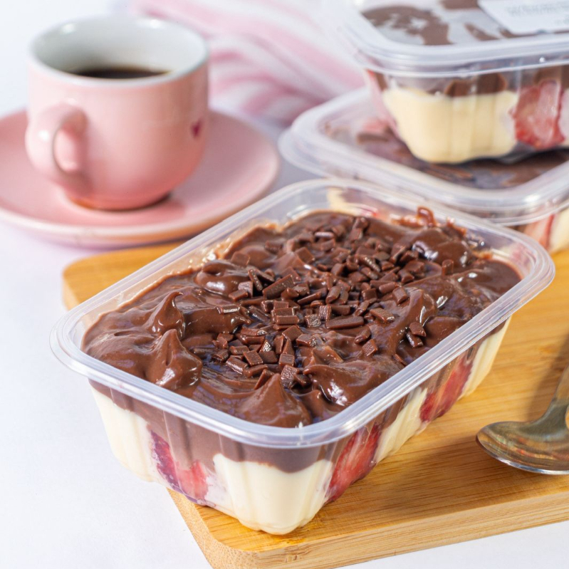 Morango picado, brownie, brigadeiro de ninho e brigadeiro cacau 50%, tudo isso em uma só sobremesa chamada de Escondidinho de Brownie.
