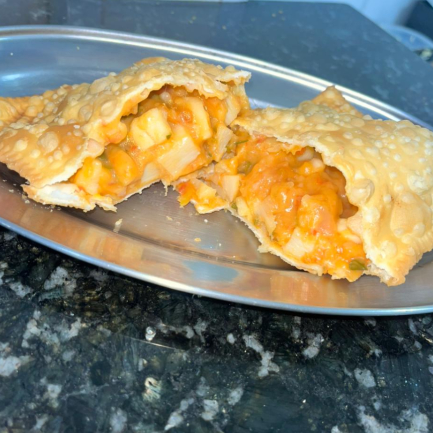 Desfrute do pastel de palmito simples, recheado com palmito macio e temperos, ideal para qualquer momento.