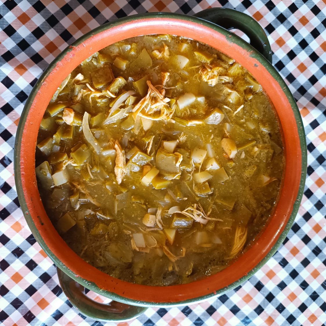 Nopales con Pollo y papa en Salsa Verde