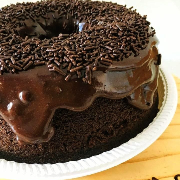 Massa de chocolate fofinha e úmida, cobertura cremosa de chocolate 50% cacau e granulados por cima. (Rende aproximadamente 8\10 fatias)