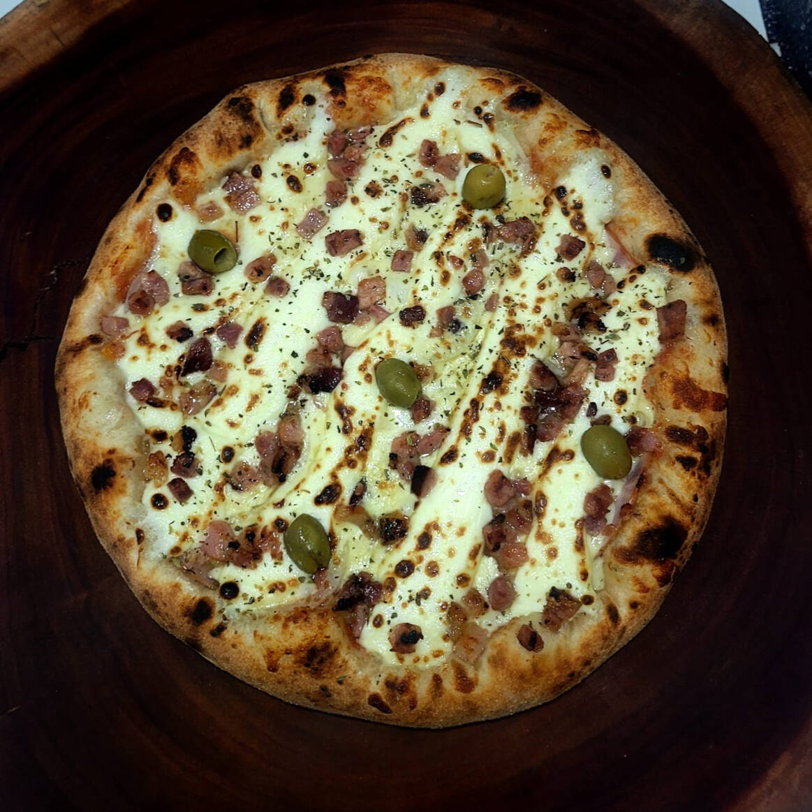 MASSA/ MOLHO TOMATE NATURAL / LOMBO CANADENSE FATIADO / CEBOLA FATIADA / MUSSARELA / CATUPIRY / BACON FATIADO / AZEITONA E ORÉGANO.