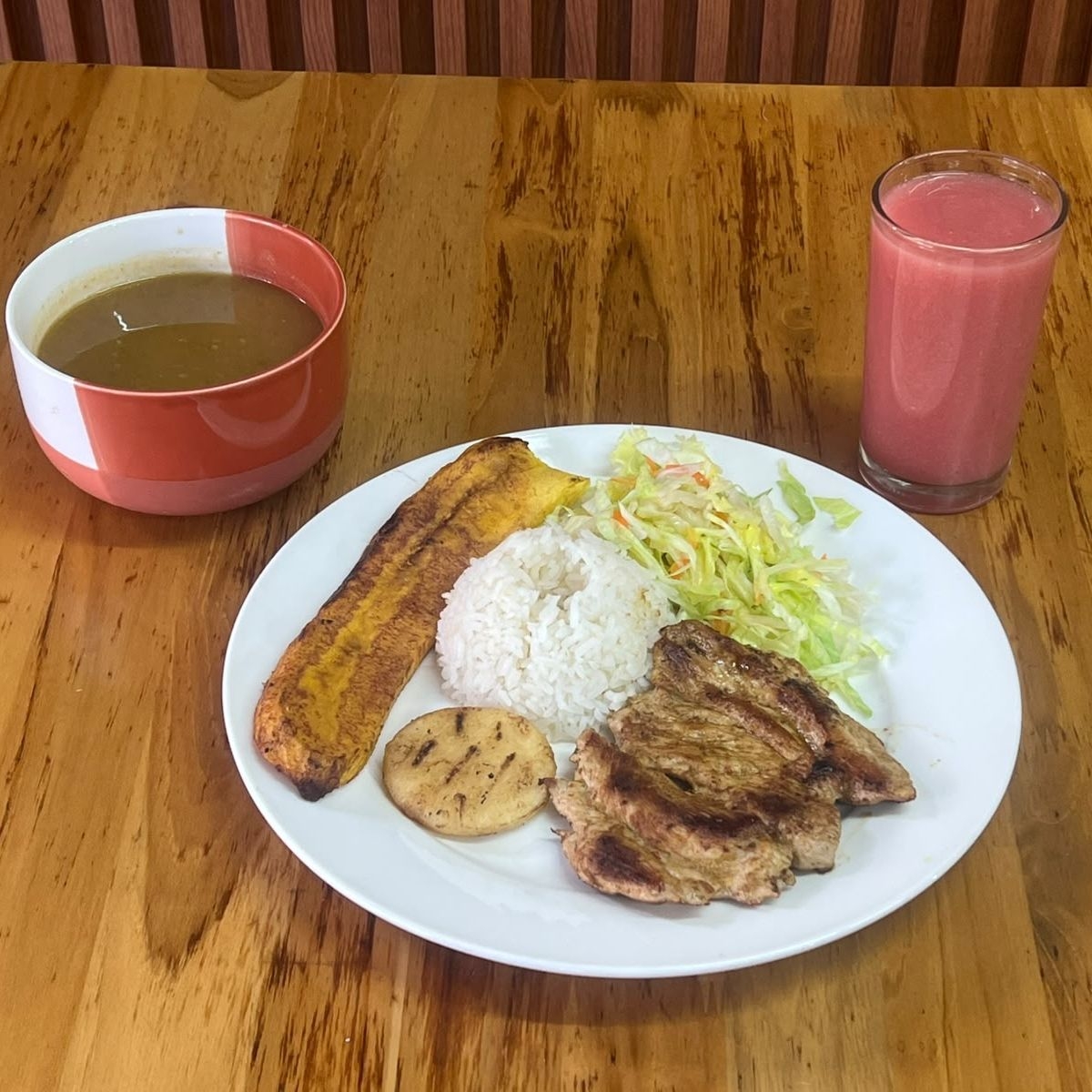 Almuerzo Ejecutivo Cerdo a la Plancha
