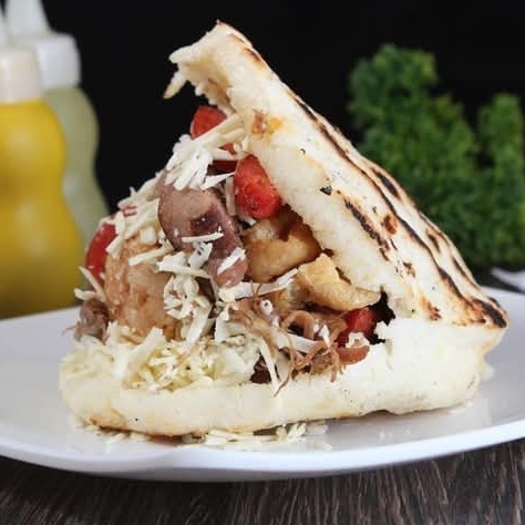 Arepa Trio = 3 Proteinas + Bebida 250 Ml