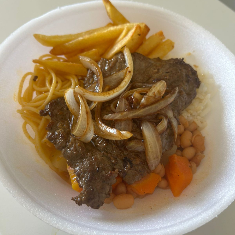 Marmita completa de Bife Acebolado, acompanha feijão mulato, arroz branco, macarrão espaguete e batata frita. Serve 1 Pessoa.