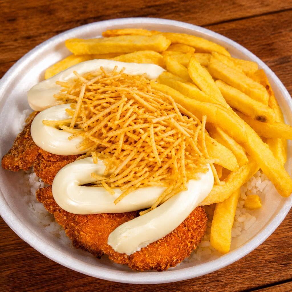 Acompanha Arroz Fritas e Farofa 400g aprox