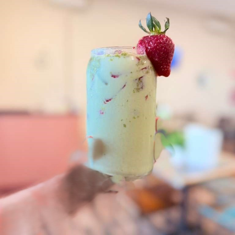 Matcha con Fresa Natural 16 Oz.