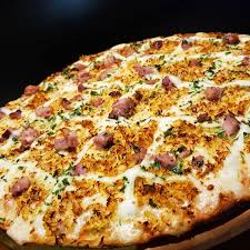 Frango, bacon e mussarela.