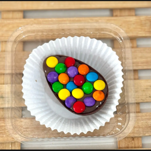 Casquinha de chocolate, com um delicioso brigadeiro de chocolate com confeitos coloridos por cima.