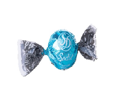 A trufa ao leite com recheio de cocada combina o irresistível chocolate ao leite com o doce caseiro mais amado do Brasil. A casquinha de chocolate ao leite é macia e envolvente, derretendo na boca e revelando um recheio generoso de cocada cremosa, feita com coco fresco ralado e leite condensado. A textura é levemente crocante, com pedacinhos de coco que contrastam perfeitamente com a suavidade do chocolate. Um equilíbrio perfeito entre o doce do chocolate e o coco, trazendo um sabor tropical.