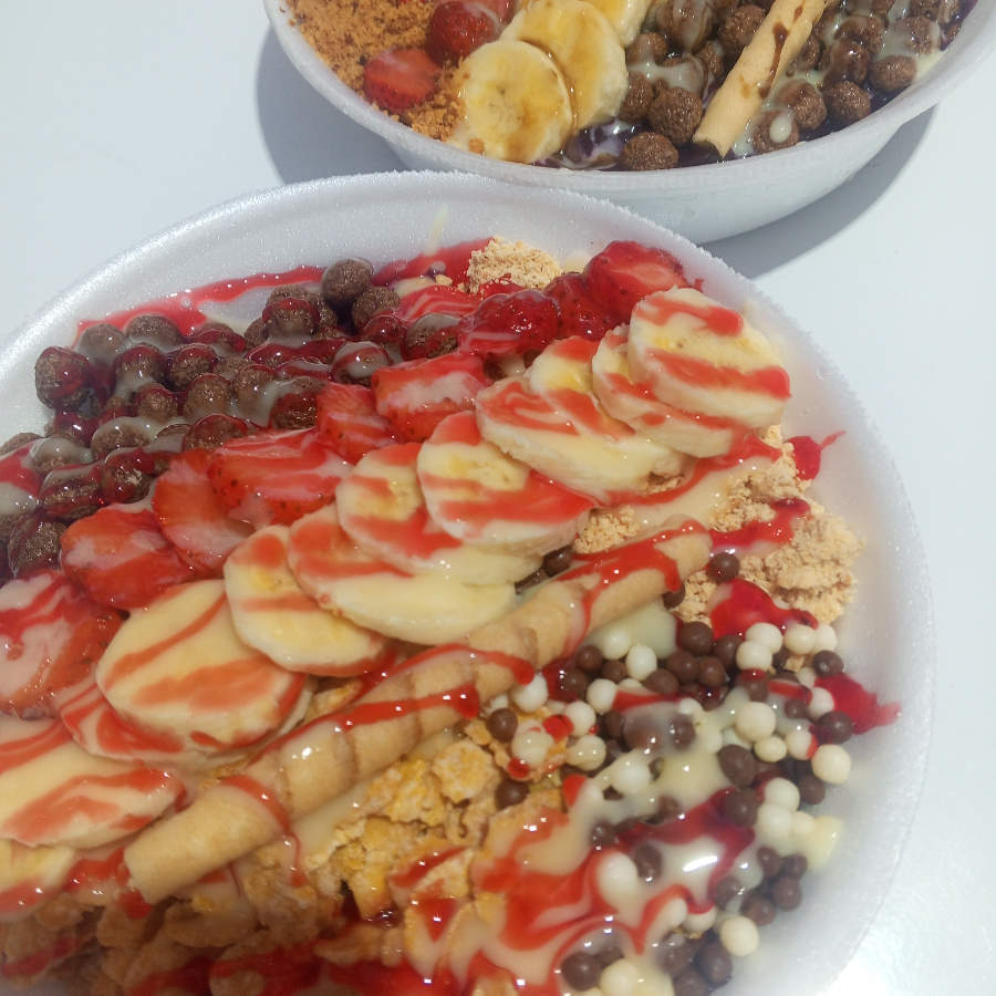 Açai Duas Marmita G ,leite em pó, chocolbool, cereal Nescau , Banana 🍌 Morango 🍓, leite condensado, cobertura Morango, ( ambos iguais)