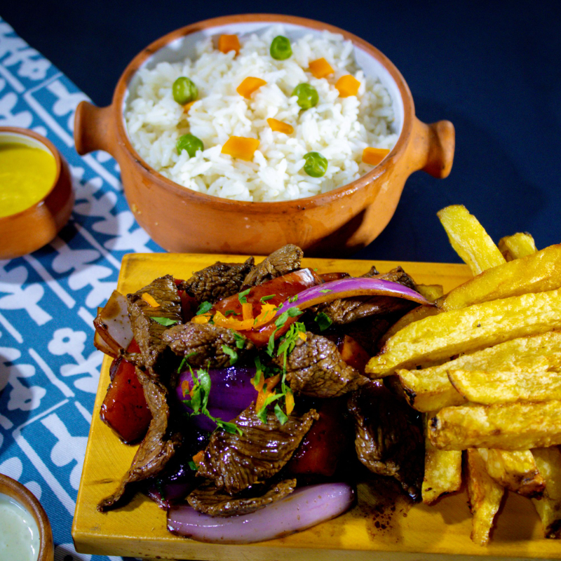 Lomo Saltado del Rey + Bebida Gratis