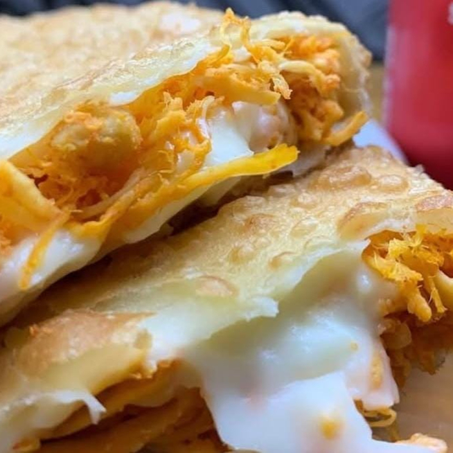 massa crocante sequinha,15cm, recheada com frango desfiado temperado, catupiry.