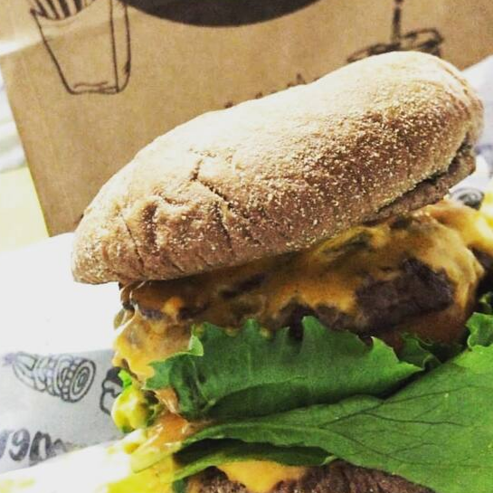 Pão australiano, hambúrguer artesanal 120g, mussarela, bacon, picles, crispins de cebola , tomate , alface, molho cheddar.