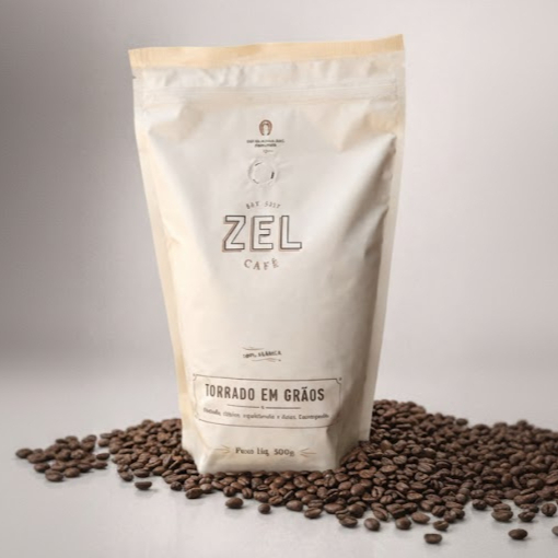 Atendendo a pedidos, o nosso café do mês agora pode ser levado para casa em grãos ou moído. Produzido na Fazenda Talismã, em Ouro Fino (Mg), o Zel é um 100% Arábica de pontuação 84 com torra média, desenhado para quem valoriza frescor e qualidade. É uma bebida de corpo presente e perfil sensorial vibrante, que une notas frutadas e um toque cítrico refrescante a uma doçura natural profunda e equilibrada. Uma experiência sofisticada e completa.