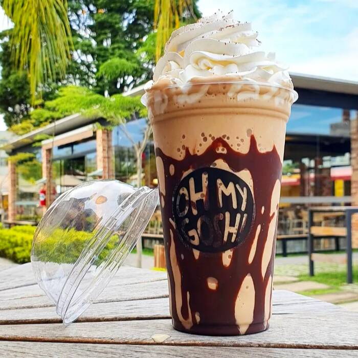 Delicioso blend do nosso cappuccino especial, calda de chocolate meio amargo, leite, cubos de gelo, chantilly e canela em pó.... Essa bebida tem o incrível poder de melhorar o seu Dia!